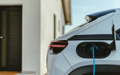 Caricare l’auto elettrica usando l’energia solare: oggi si può